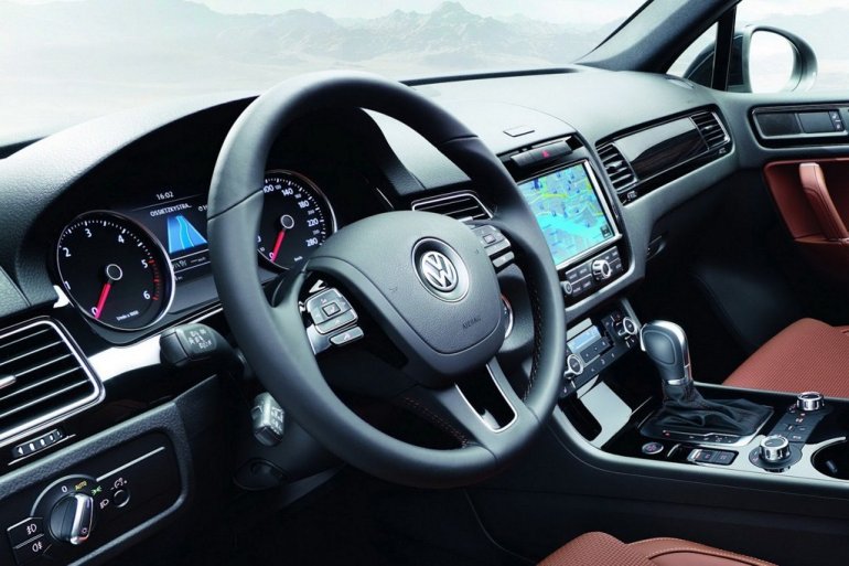 Volkswagen Touareg Edition X steering wheel