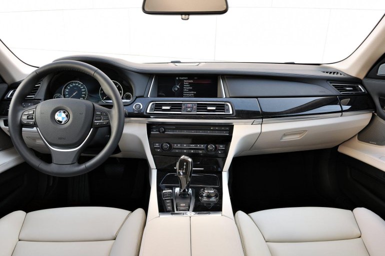 2013 BMW 7 Series dashboard