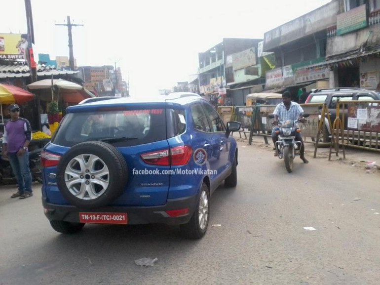 Ford EcoSport spyshot chennai in traffic