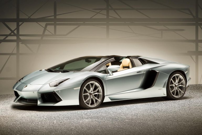 Lamborghini Aventador Roadster comes knocking!