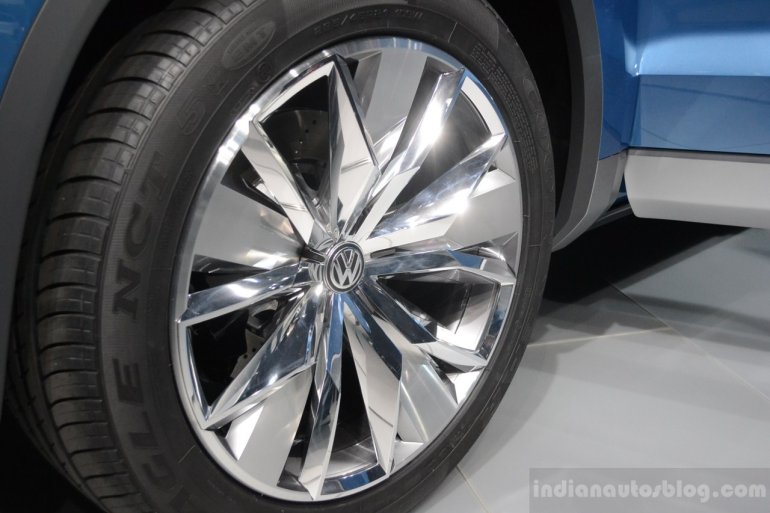 VW CrossBlue Concept at NAIAS 2013 (14)