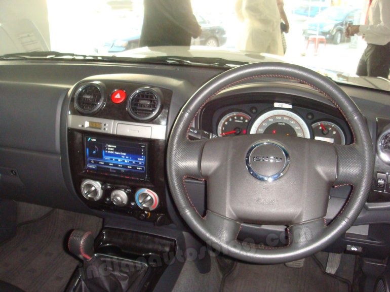 Isuzu MU-7 dashboard