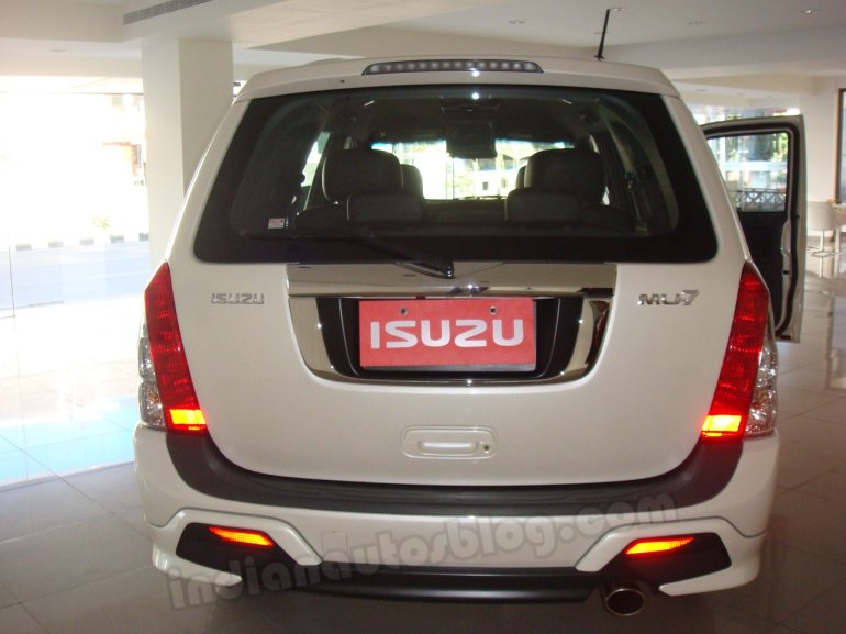 Isuzu MU-7 rear