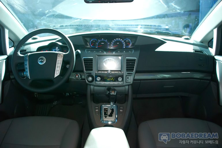 Ssangyong Korando Turismo interior
