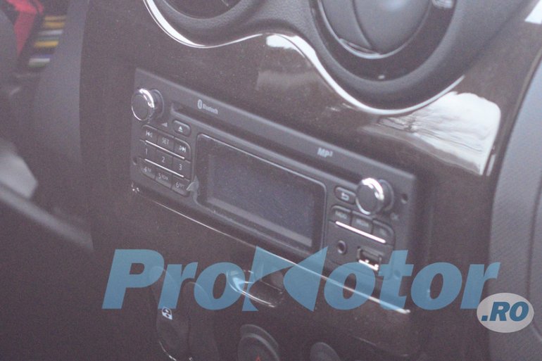 new dacia-duster-spied new audio system