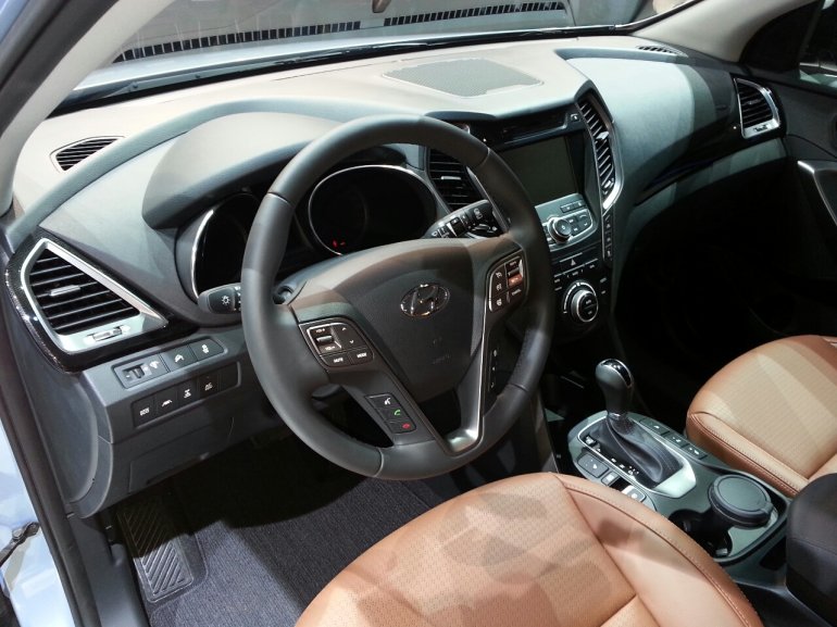 2013 Hyundai Grand Santa Fe interiors