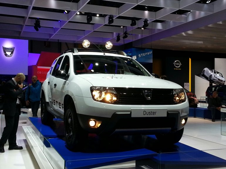 Dacia Duster Adventure edition geneva motor show front quarter