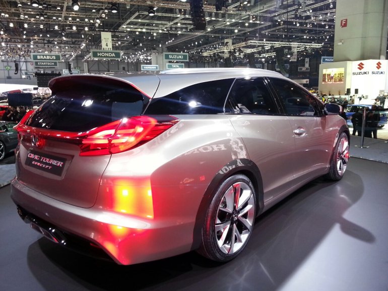 Geneva Live - Honda Civic Tourer concept unveiled