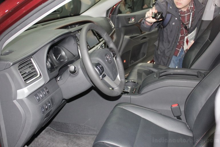 2014 Toyota Highlander front seats