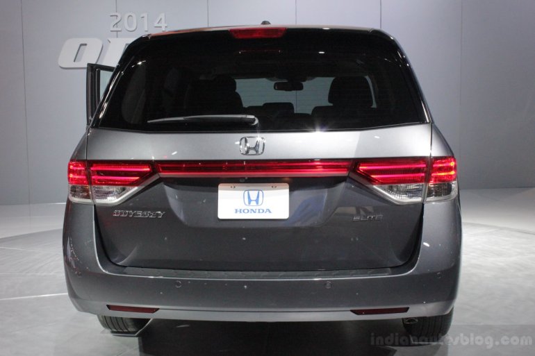 2014 Honda Odyssey Touring Elite rear fascia