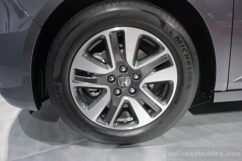 2014 Honda Odyssey Touring Elite alloy wheel design
