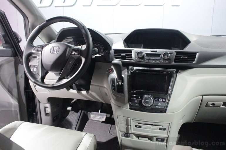 2014 Honda Odyssey Touring Elite cockpit