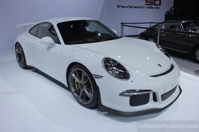 2014 Porsche 911 GT3 front three quarters