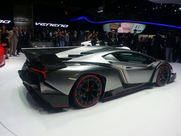 Lamborghini Veneno side profile