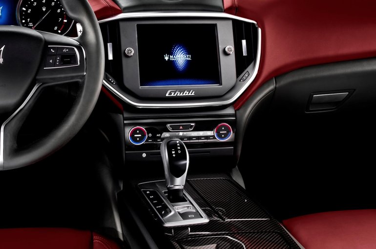 2014 Maserati Ghibli central console