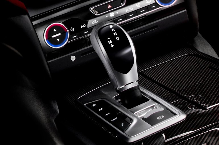 2014 Maserati Ghibli gear shifter