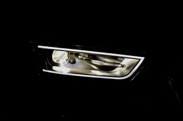 Audi Q3 petrol's headlight feature day time running lights