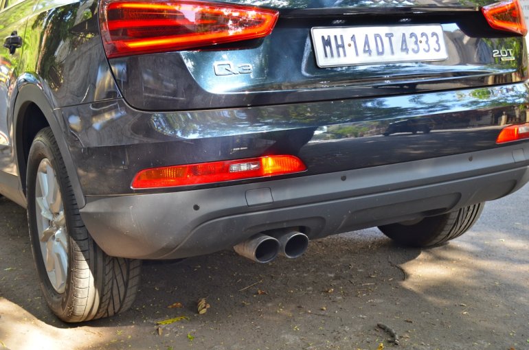 Exhaust pipes of the Audi Q3 petrol