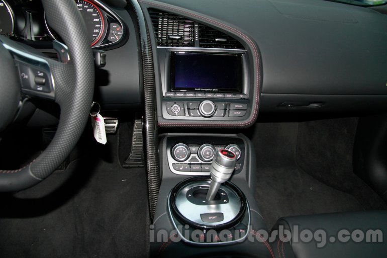 Audi R8 V10 Plus center console