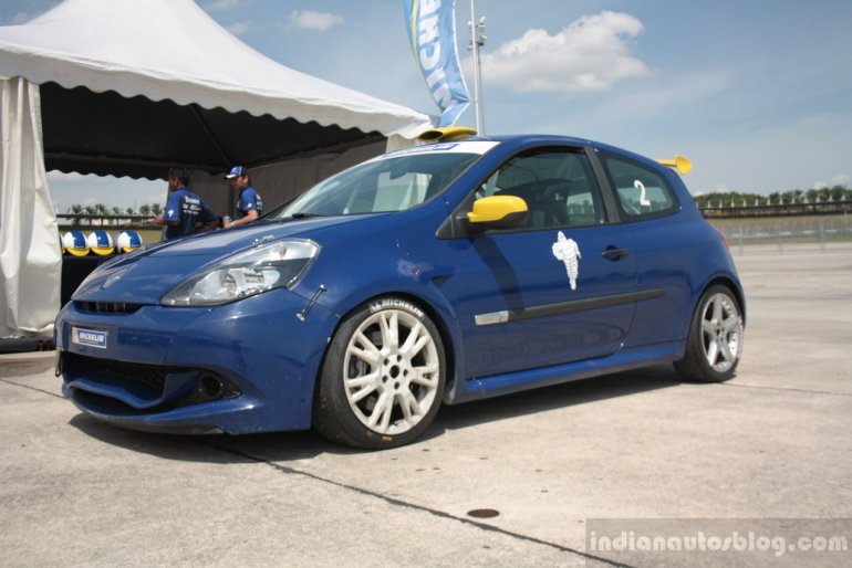 Michelin Pilot Experience 2013 - Front left three quarter of the Renault Clio Cup
