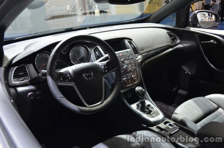 Interior of the Opel Cascada 200hp