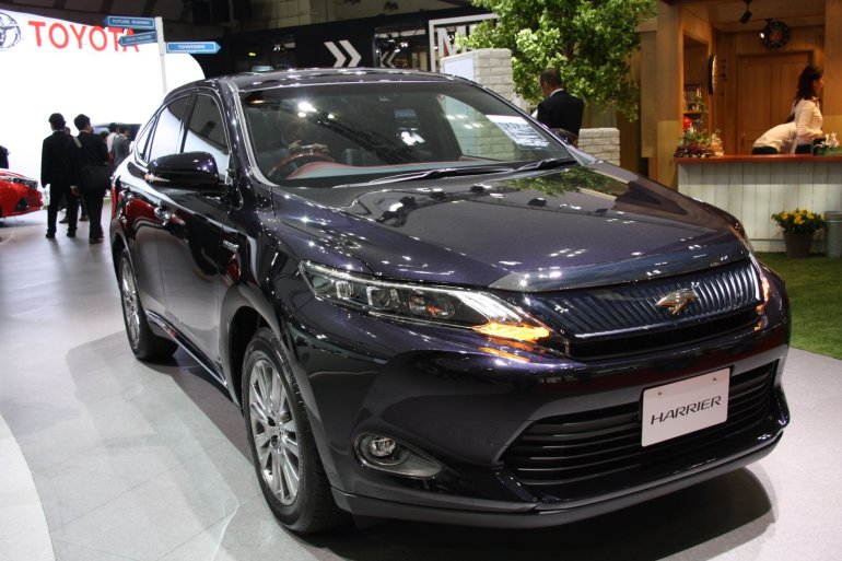 Toyota Harrier front three quarters at 2013 Tokyo Motor Show
