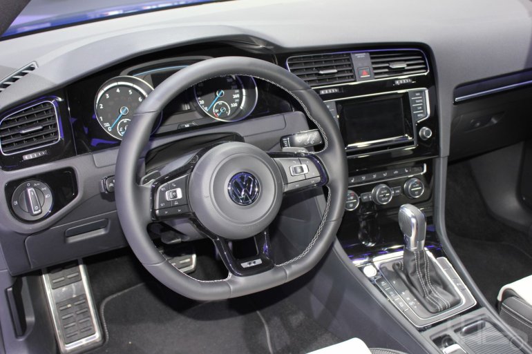 VW Golf R steering at NAIAS 2014