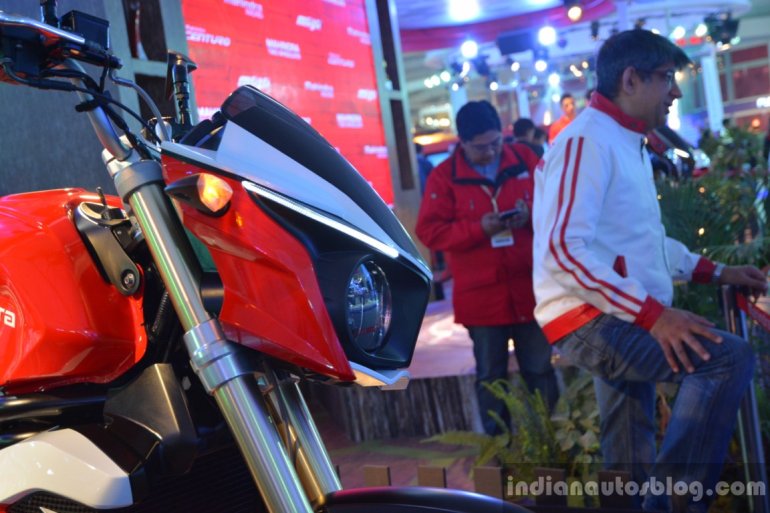 Mahindra Mojo headlamp detail live