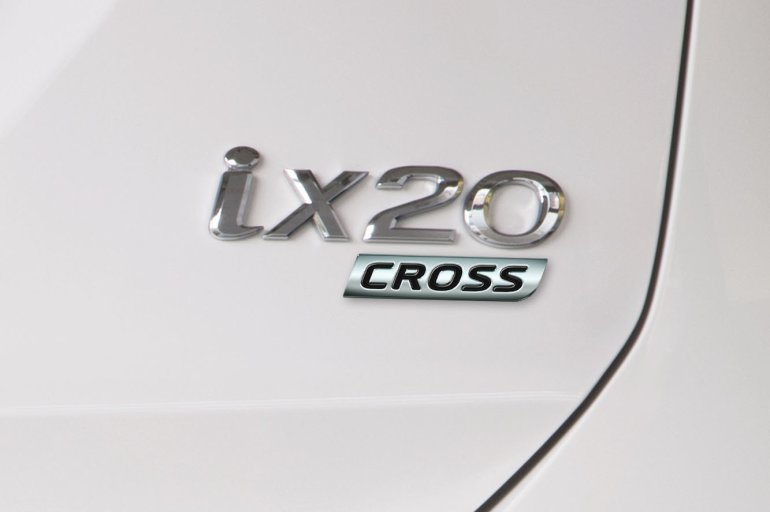 Hyundai ix20 Cross badge