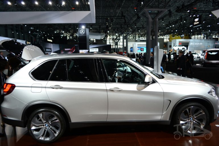 BMW Concept X5 eDrive at 2014 New York Auto Show - side