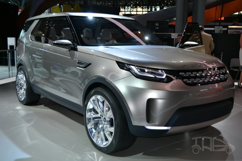 Land Rover Discovery Vision concept at 2014 NY auto show front quarter