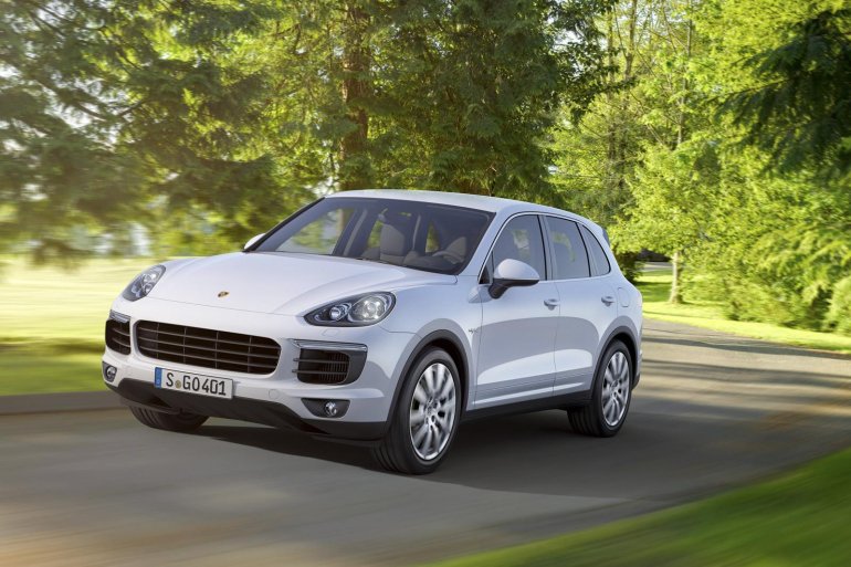 2015 Porsche Cayenne facelift press shots front quarters