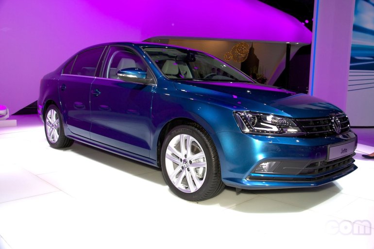 2015 VW Jetta facelift at the 2014 Moscow Motor front quarters