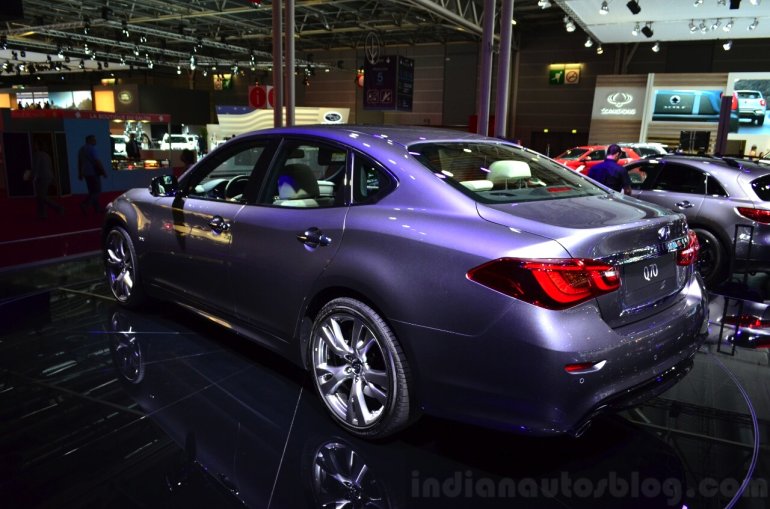 2015 Infiniti Q70 rear three quarters left at the 2014 Paris Motor Show
