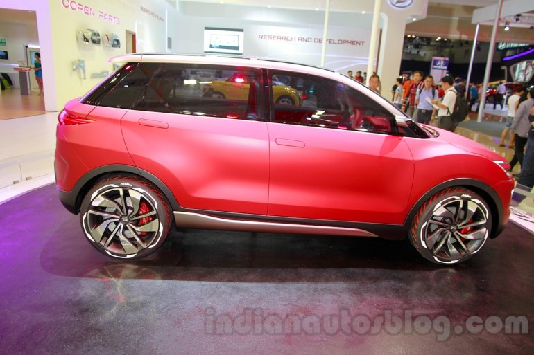 Daihatsu CUV-2 Concept at the 2014 Indonesia International Motor Show side
