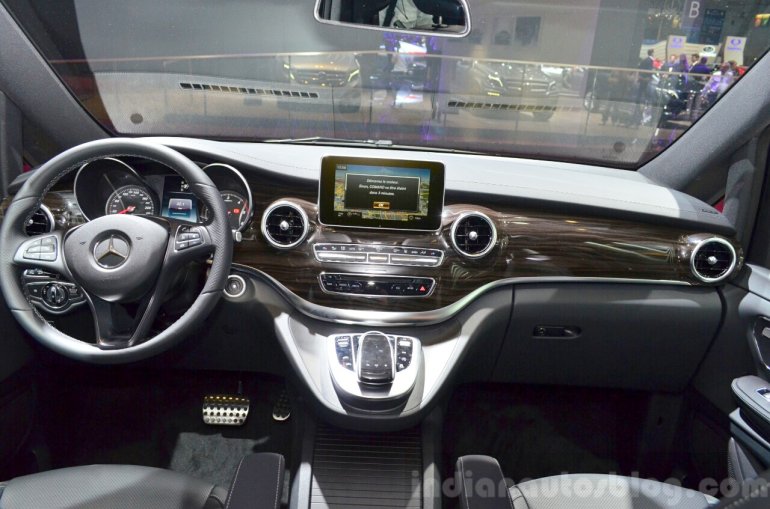 2015 Mercedes V Class dashborad at the 2014 Paris Motor Show