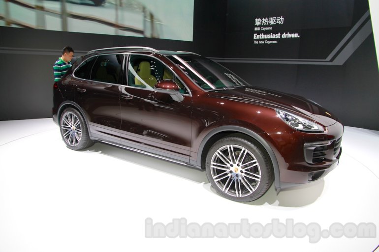 2015 Porsche Cayenne Facelift front quarter at the 2014 Guangzhou Auto Show