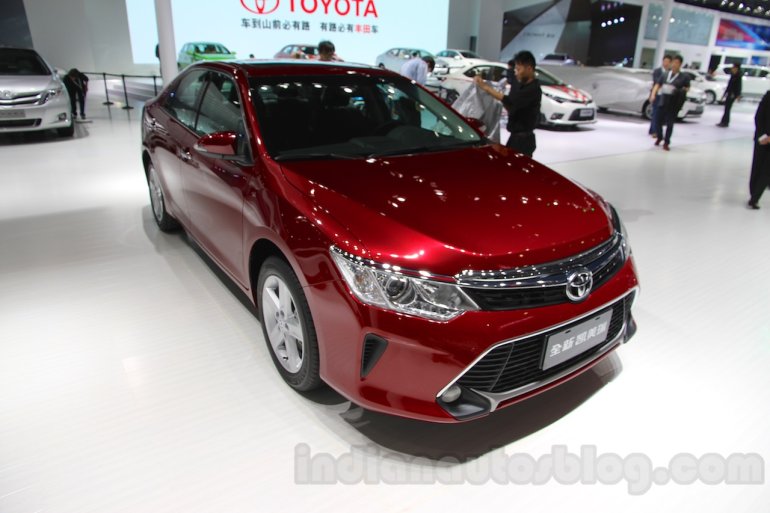 2015 Toyota Camry facelift front quarters at the Guangzhou Auto Show 2014