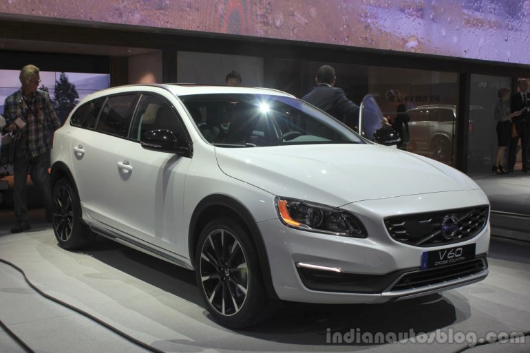 Volvo V60 Cross Country front three quarters at the 2014 Los Angeles Auto Show