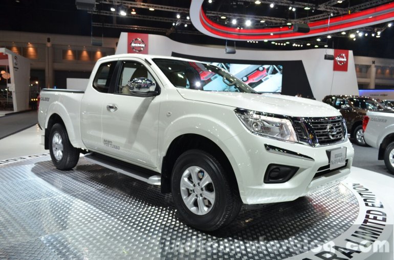 2015 Nissan Navara NP300 Limited Edition front quarters at the 2014 Thailand Motor Expo