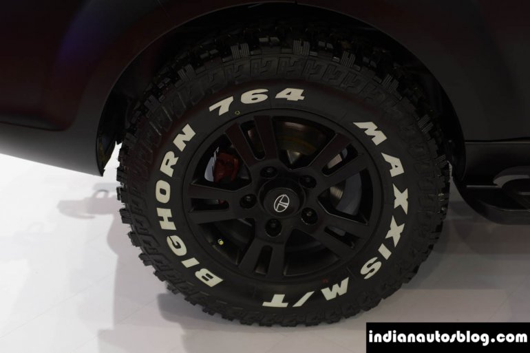Modified Tata Safari Storme tyre at Autocar Performance Show 2014