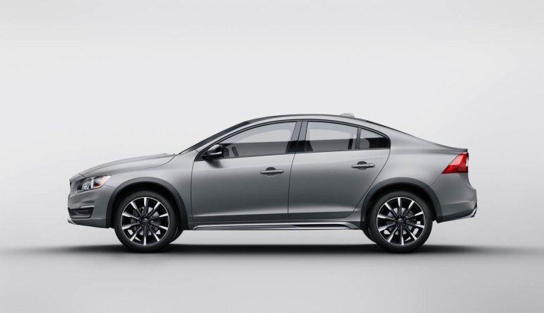 2015 Volvo S60 Cross Country side