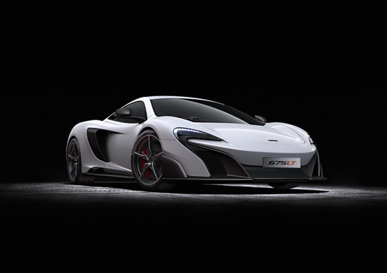 2016 McLaren 675LT press shot front quarter