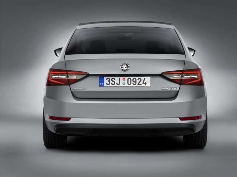 2016 Skoda Superb rear view