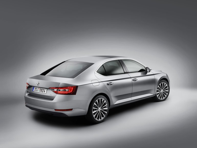 2016 Skoda Superb rear three quarter