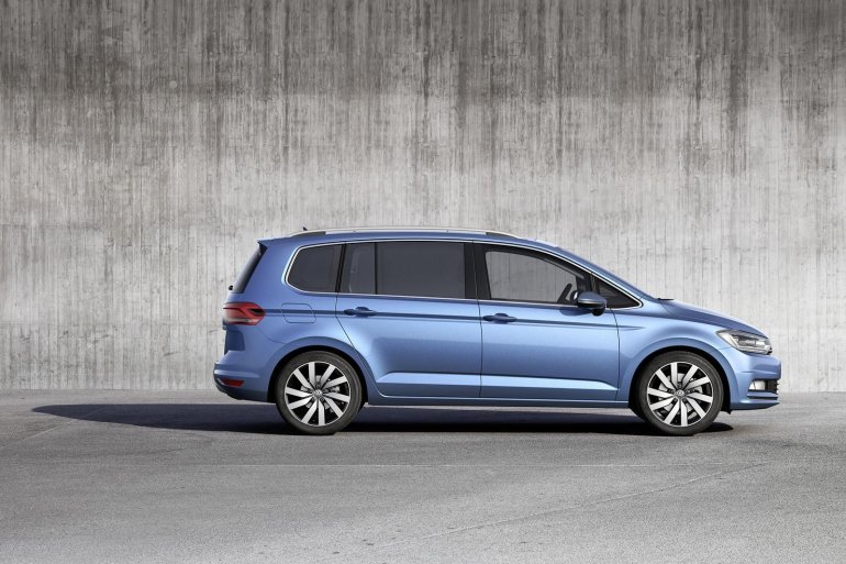 VW Touran side press image