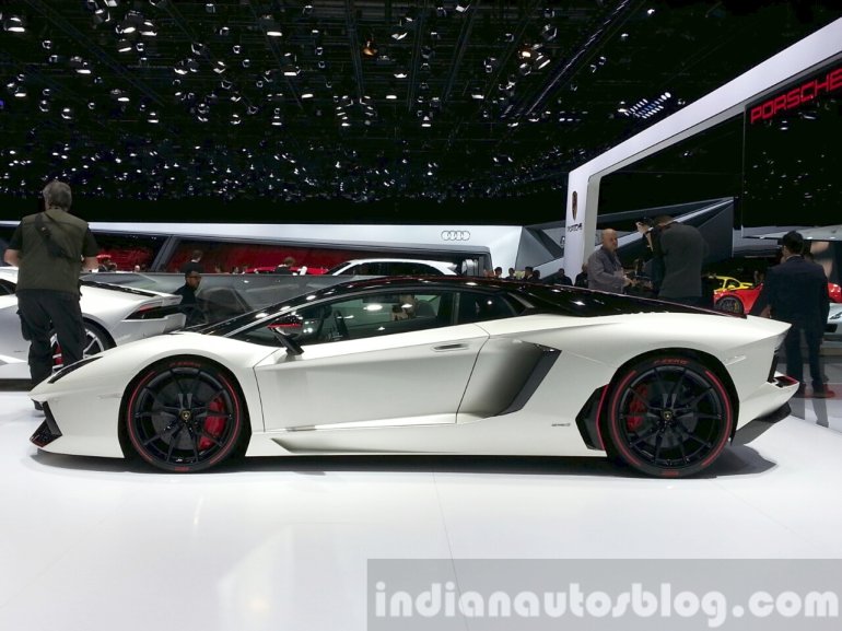 Lamborghini Aventador Pirelli Edition side