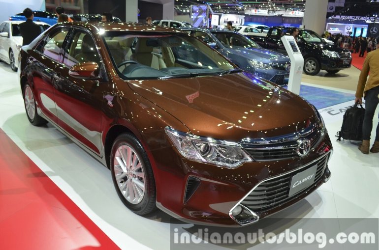 Toyota Camry facelift front three quarters left at the 2015 Bangkok Motor Show