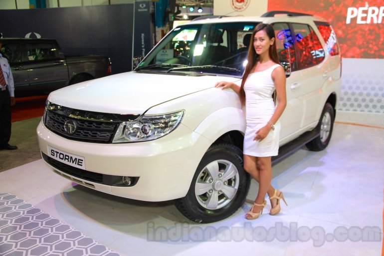 2015 Tata Safari Storme facelift front three quarter (1) at the 2015 Nepal Auto Show