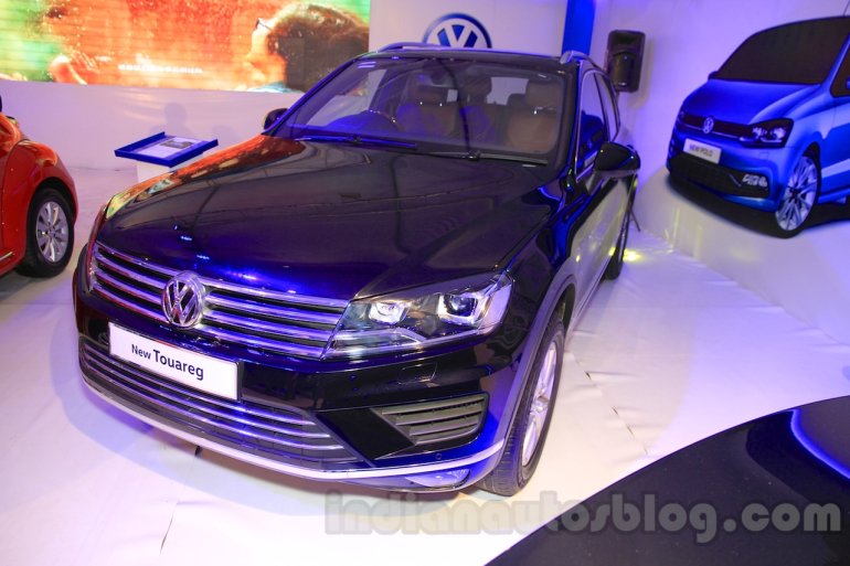 2015 VW Touareg front quarter at the 2015 NADA Auto Show